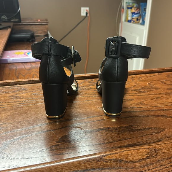 Black with gold trim blocked heel. - Picture 4 of 4